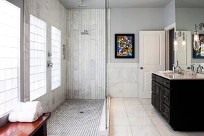 Bathtub, hair dryer, towels - Stunning E Dallas 3BR Pool Spa Fireplace Retreat (Dallas)