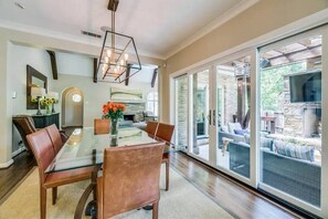 Dining - Stunning E Dallas 3BR Pool Spa Fireplace Retreat (Dallas)