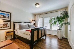 3 bedrooms, iron/ironing board, WiFi, bed sheets - Stunning E Dallas 3BR Pool Spa Fireplace Retreat (Dallas)