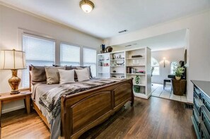 3 bedrooms, iron/ironing board, WiFi, bed sheets - Stunning E Dallas 3BR Pool Spa Fireplace Retreat (Dallas)