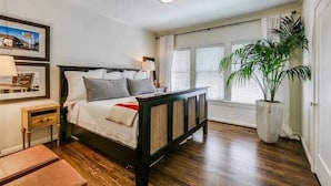 Room - East Dallas 3BR Home with Pool, Spa & Fireplace (Dallas)
