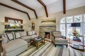 TV, fireplace, stereo - Stunning E Dallas 3BR Pool Spa Fireplace Retreat (Dallas)