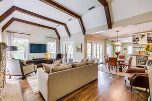 Interior - Stunning E Dallas 3BR Pool Spa Fireplace Retreat (Dallas)