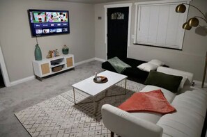 Living area - Cozy Home near Museum, Boeing, Interurban Trail (Everett)