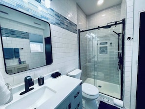 Douche, séchoir à cheveux, serviettes fournies, savon