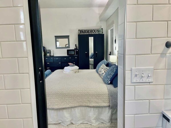 1 bedroom, iron/ironing board, travel crib, free WiFi - Luxury Suite • Private Yard • Hot Tub • King Bed (Sioux Falls)