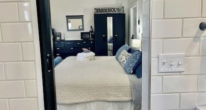 Luxury Suite • Private Yard • Hot Tub • King Bed