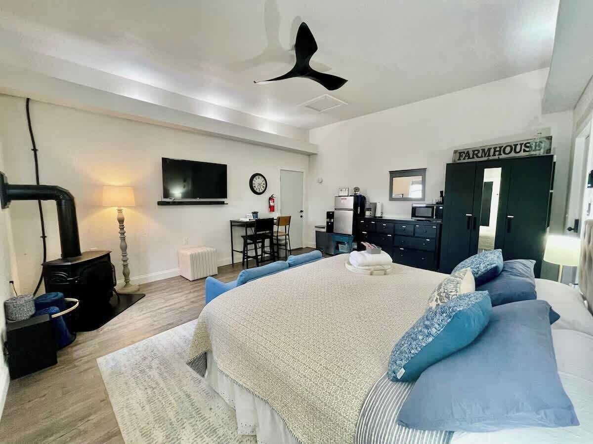 1 habitación, tabla de planchar con plancha y cuna de viaje 