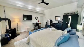 1 bedroom, iron/ironing board, travel cot, free WiFi