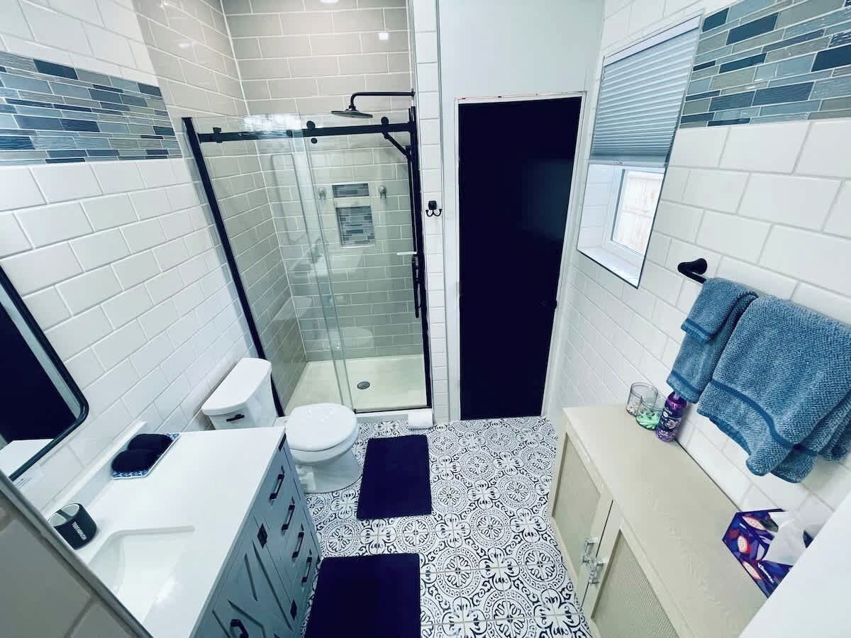 Ducha, secador de pelo, toallas, jabón