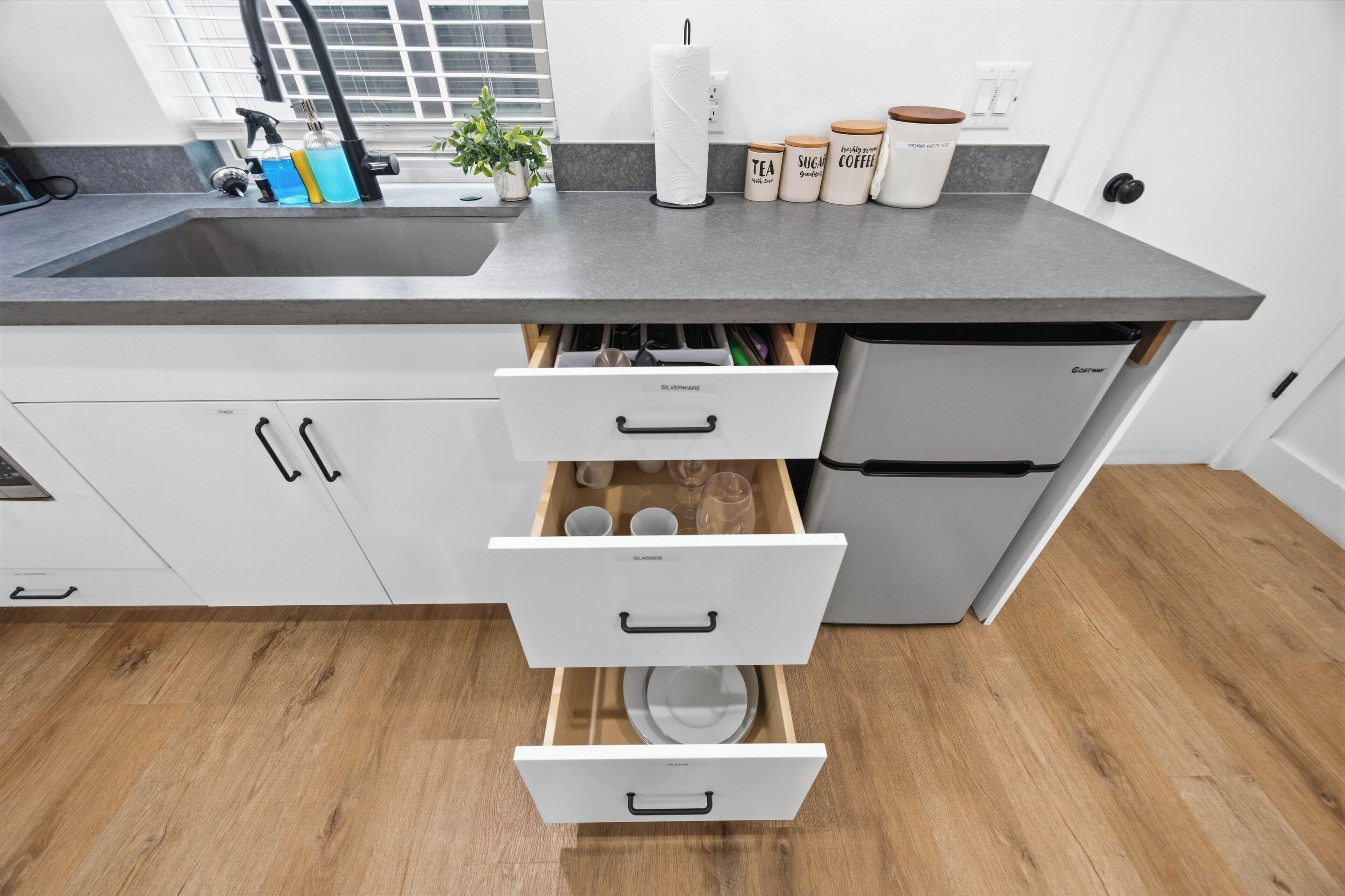 Microwave, coffee/tea maker, toaster, blender