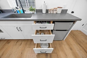 Een magnetron, een koffiezetapparaat/waterkoker, een broodrooster