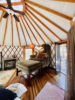 Smart TV - Three-story Blue Ridge Yurt getaway (Pilot)