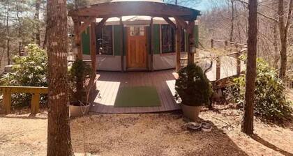 Chic Mountain Yurt near Floyd and Virginia Tech