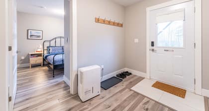 YHZ Cheerful Private Unit 10 min to Airport