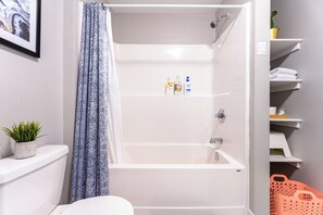 Hårføner, håndklær og sjampo