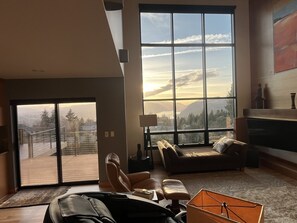 Smart TV, chimenea, libros y estéreo 