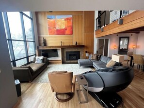 Smart TV, chimenea, libros y estéreo 