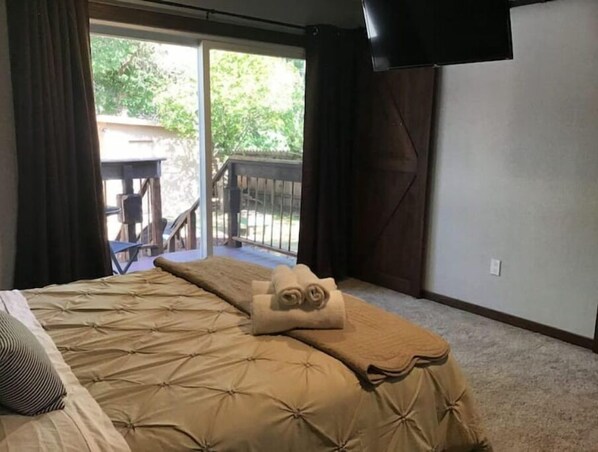 1 bedroom, desk, iron/ironing board, WiFi