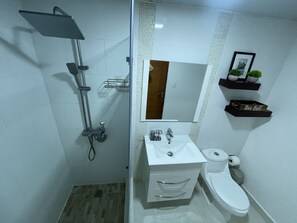 Hiustenkuivaaja, bidee, pyyhkeet, saippua