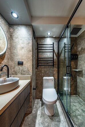 Dusche, Haartrockner, Handtücher, Seife