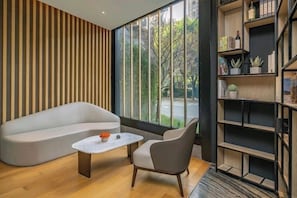 Una sala de estar moderna con un sofá, una mesa de centro y una estantería.