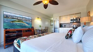 Desk, iron/ironing board, free WiFi, bed sheets - Waikiki Shore - Beachfront (Honolulu)