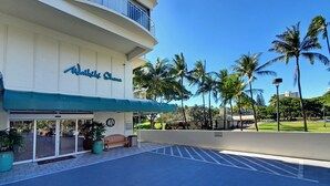 Un edificio con un cartel que dice "Waikiki Shore".
