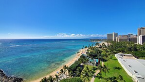 Un hotel frente a la playa con piscina, acceso directo a la orilla y vistas al océano.