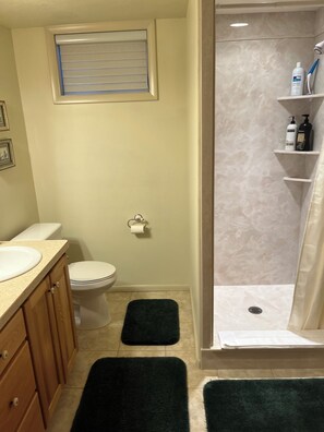 Séchoir à cheveux, serviettes fournies, savon, shampooing