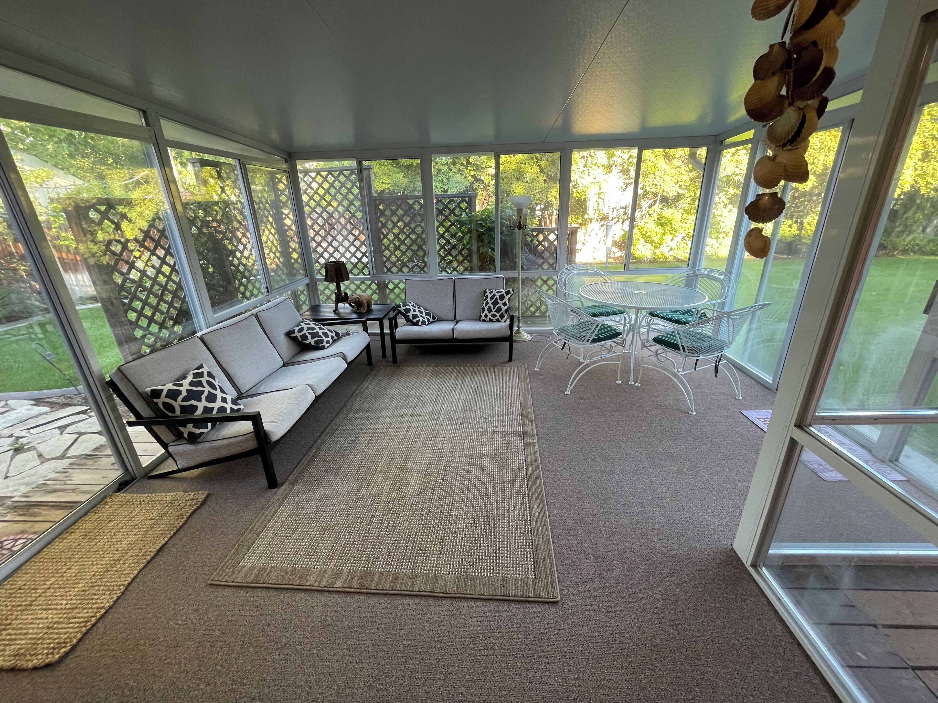 Een smart-tv en een tafeltennistafel