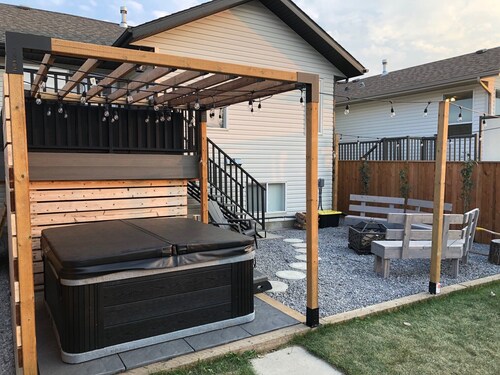 Cheerful, cozy 4 bedroom house w/ hot tub and firepit area
