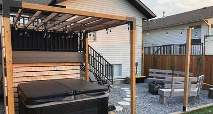 Cheerful, cozy 4 bedroom house w/ hot tub and firepit area