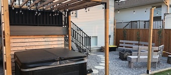 Cheerful, cozy 4 bedroom house w/ hot tub and firepit area