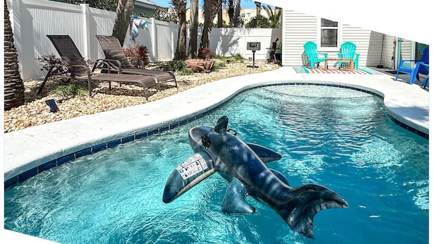 A swimming pool with a shark floatation device. - ❤︎Families love the location and private, heated pool❤︎ 6-min walk to beach❤︎ (Destin)
