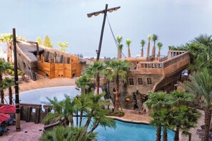 Piscine couverte, piscine extérieure