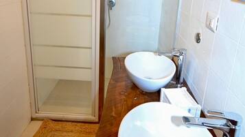 Dusche, Haartrockner, Bidet, Handtücher