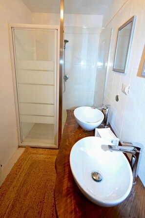 Dusche, Haartrockner, Bidet, Handtücher