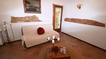 TV, caminetto, libri, impianto stereo