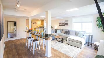 Televisión, chimenea, libros y oficina