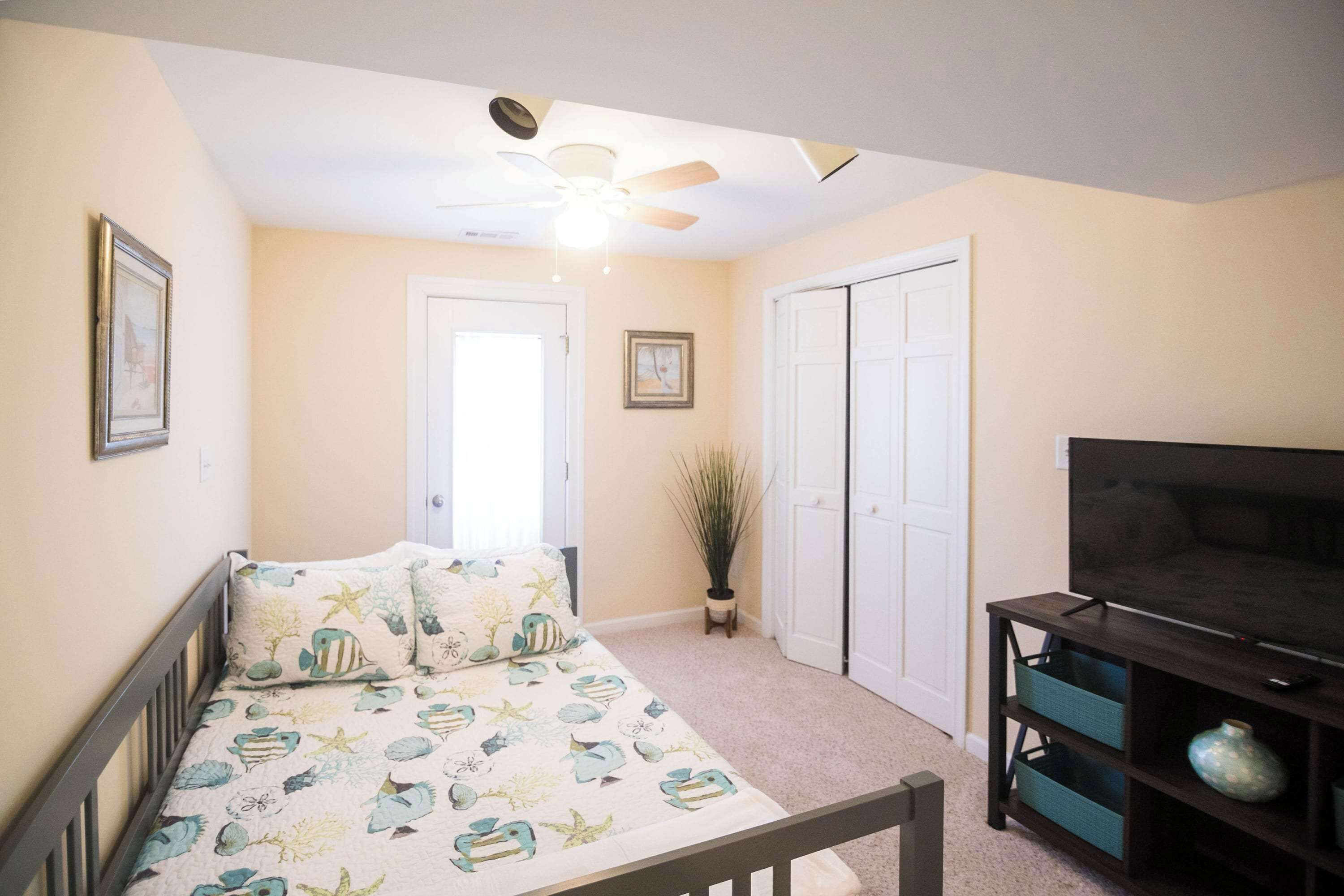 4 makuuhuonetta, silitysrauta/-lauta, vauvan matkasänky, Wi-Fi