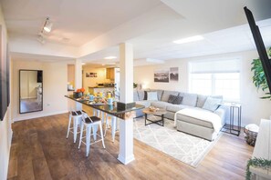 Una televisión, una chimenea, una oficina