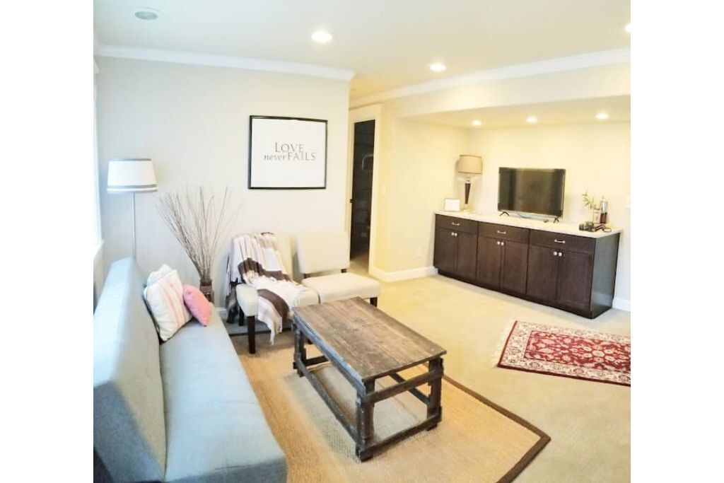Private Basement with KING bed,near park & downtown