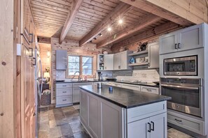 Réfrigérateur, micro-ondes, plaque de cuisson, lave-vaisselle
