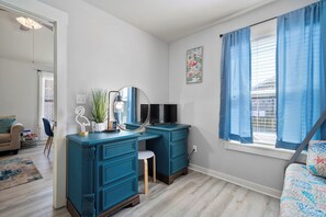 2 Schlafzimmer, Schreibtisch, Bügeleisen/Bügelbrett, Reisekinderbett