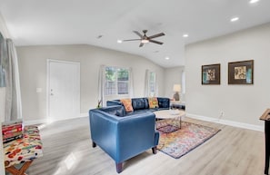 Älytelevisio, takka, kirjoja