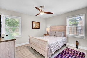 4 makuuhuonetta, työpöytä, silitysrauta/-lauta, ilmainen Wi-Fi