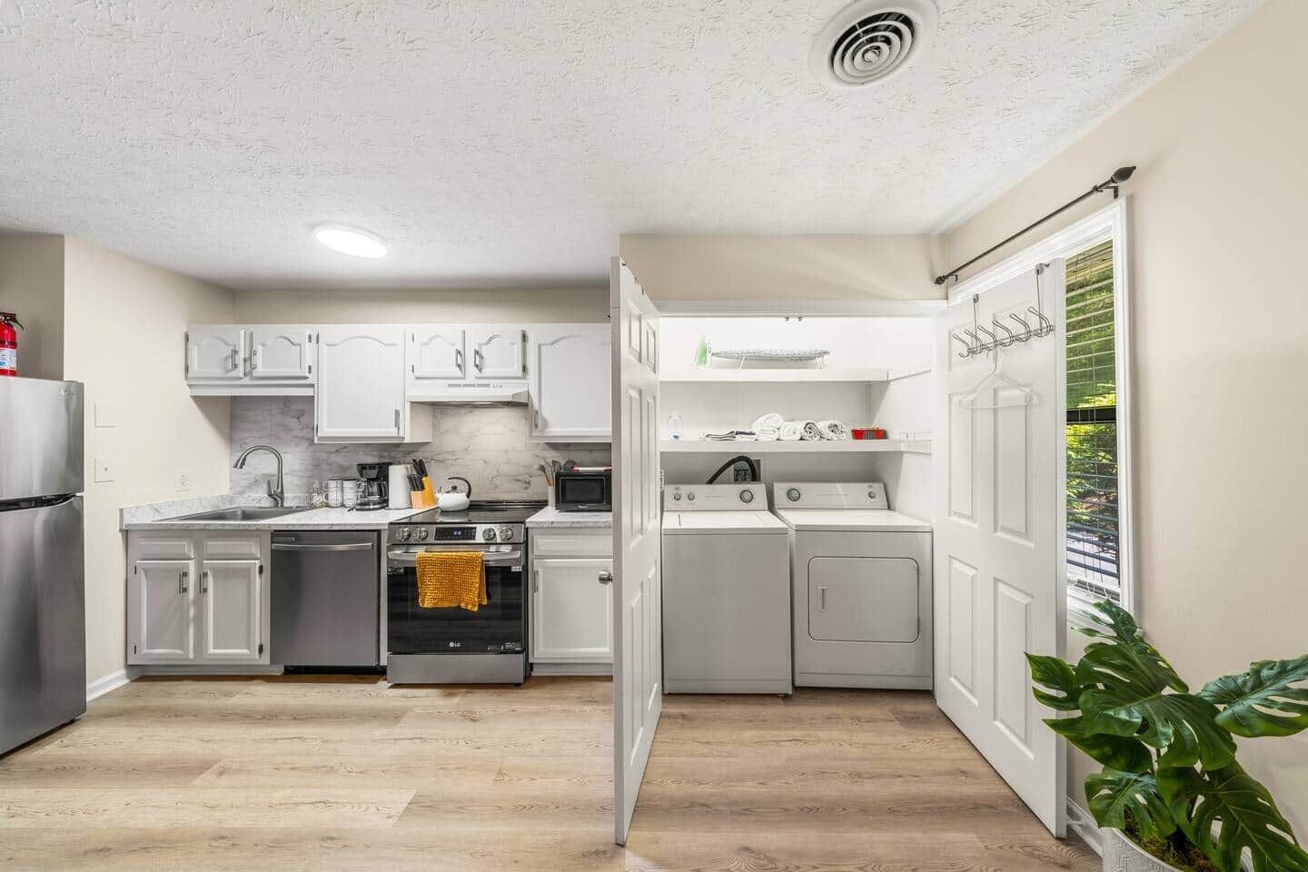 Een koelkast, een microgolfoven, een oven, een kookplaat