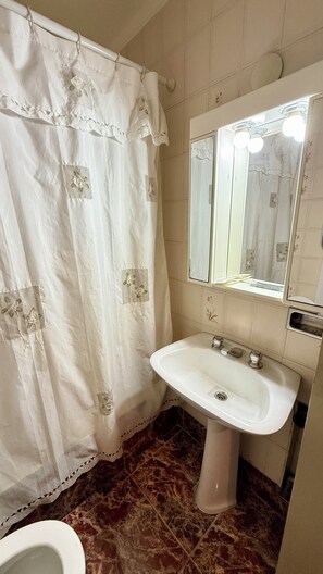 Standard Triple Room | Bathroom
