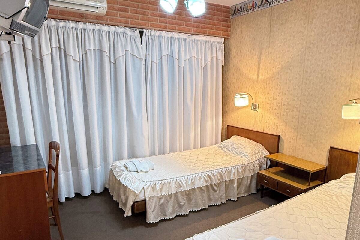 Habitación estándar con 2 camas individuales | Wifi gratis y ropa de cama